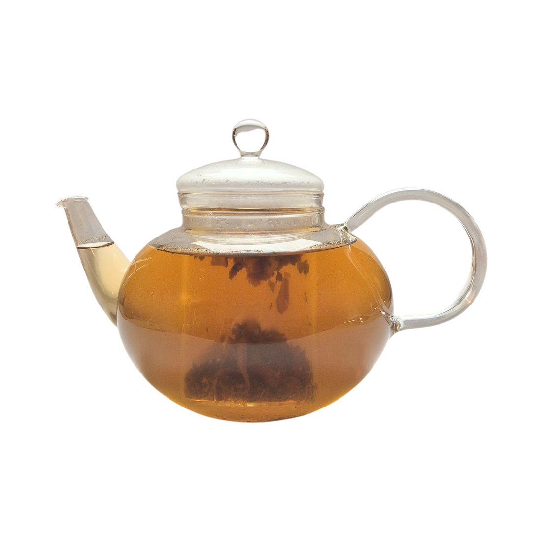 Teekanne aus Glas mit flüssigem Apfel Minze Hagebutte Früchtetee und losen Früchten