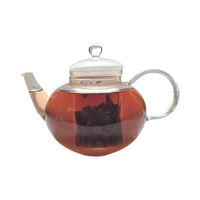 Teekanne aus Glas mit flüssigem Hibiskus Zitronengras Mate Tee