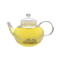 Teekanne aus Glas mit flüssigem Mate Tee