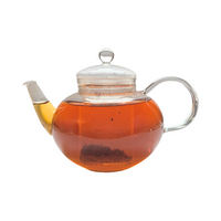 Teekanne aus Glas mit flüssigem Rooibos Tee