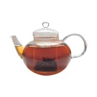 Teekanne aus Glas mit flüssigem Orange Maracuja Rooibos Tee