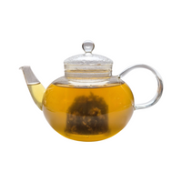 Teekanne aus Glas mit flüssigem Ingwer Zimt Kardamom Kräutertee und losem Kräutertee