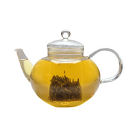 Teekanne aus Glas mit flüssigem Orange Vanille Lavendel Kräutertee und losem Kräutertee