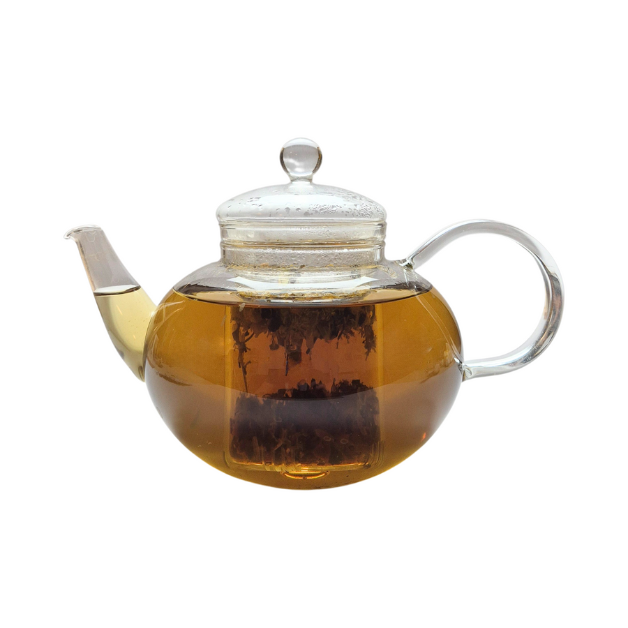 Teekanne aus Glas mit flüssigem Rooibos Anis Kamille Kräutertee und losem Kräutertee