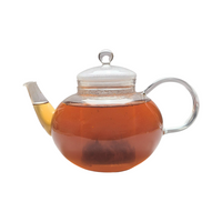 Teekanne aus Glas mit flüssigem Apfel Kakao Zimt Rooibos Tee