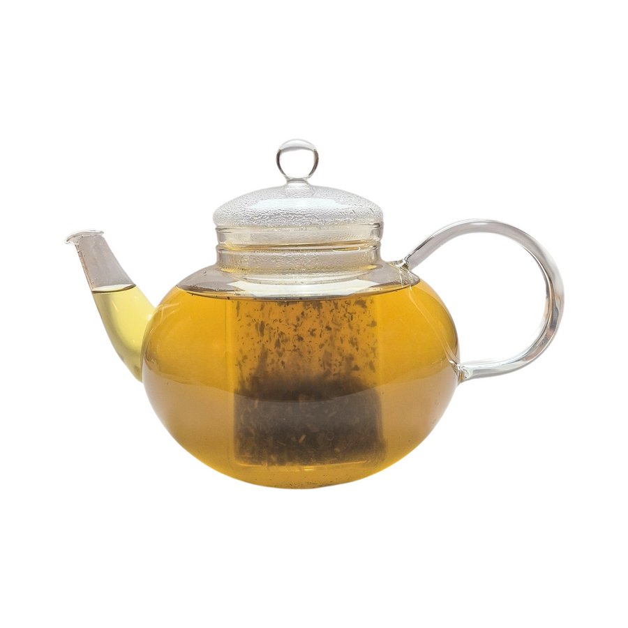 Teekanne aus Glas mit flüssigem Mate Apfel Birne Matetee