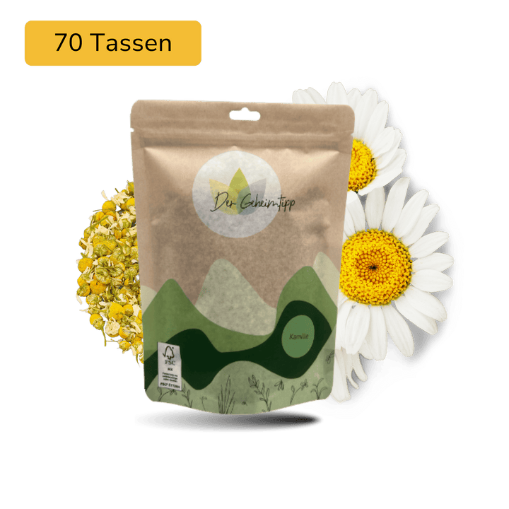 Der Geheimtipp Kamille Tee Verpackung aus Papier mit losem Kamillentee im Hintergrund