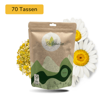 Der Geheimtipp Kamille Tee Verpackung aus Papier mit losem Kamillentee im Hintergrund