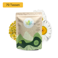 Der Geheimtipp Kamille Tee Verpackung aus Papier mit losem Kamillentee im Hintergrund