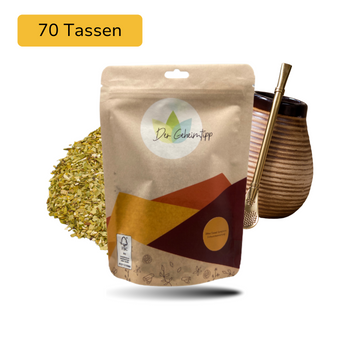 Der Geheimtipp Mate Natur Tee Verpackung aus Papier mit losem Mate Tee im Hintergrund